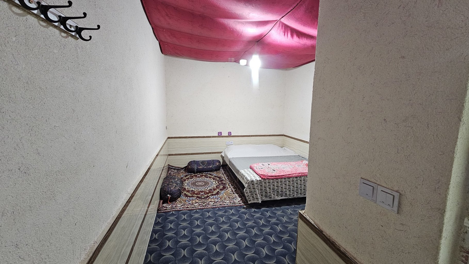 بوم گردی باغ طاها